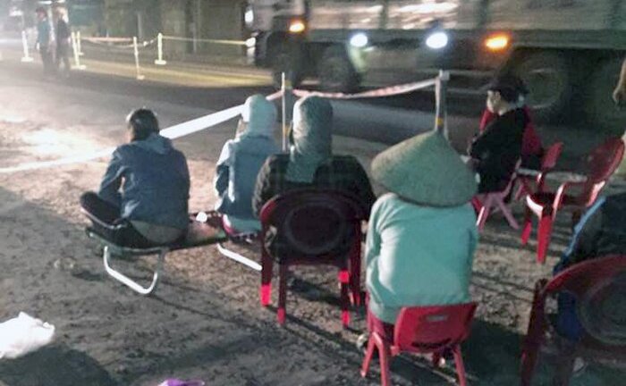 Dân chặn quốc lộ, yêu cầu nhà thầu dừng thi công đền bù thiệt hại