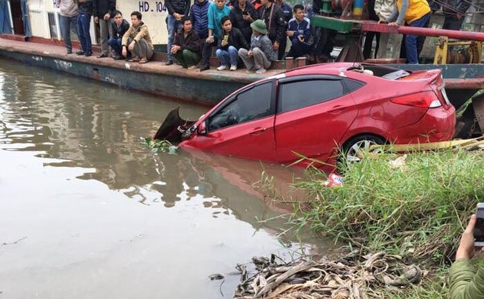 Ô tô tông gãy lan can cầu lao xuống sông, lái xe tử nạn