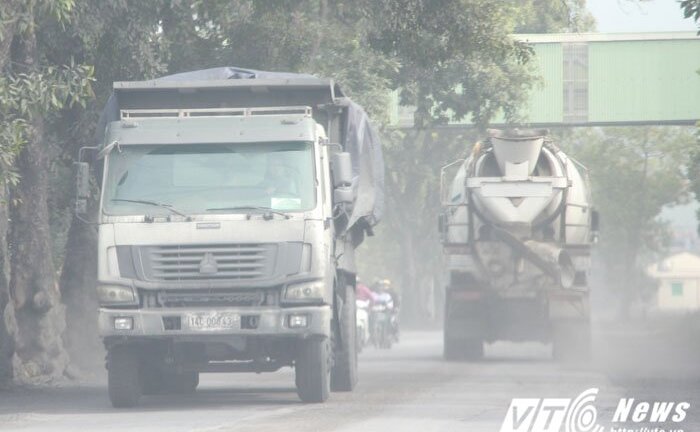 Ảnh: Cận cảnh con đường mịt mù bụi than khiến người dân khiếp đảm ở Quảng Ninh