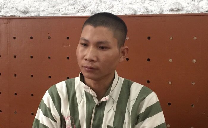 ‘Yêu râu xanh’ phá song cửa hiếp dâm con riêng của vợ