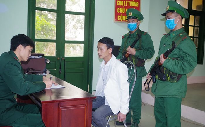 Bắt người đàn ông xách 20 bánh heroin tìm cách vượt biên sang Trung Quốc