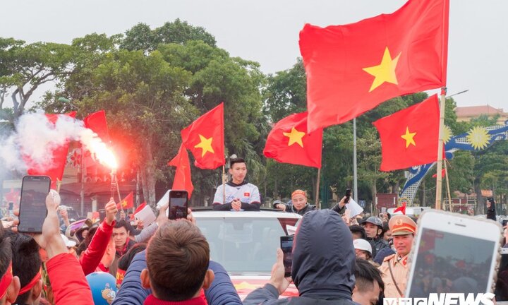 Ảnh: Đoàn Văn Hậu đi giữa rừng cờ ngày trở về quê lúa Thái Bình