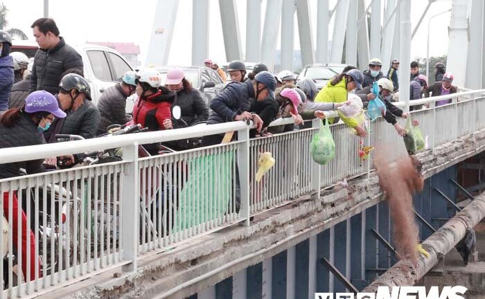 Cận cảnh người dân đua nhau 'bức tử' sông, hồ ngày cúng Táo quân