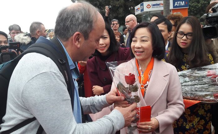 Đón đoàn khách du lịch đầu tiên ‘xông’ vịnh Hạ Long Tết Mậu Tuất