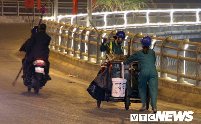 Ảnh: Những nữ công nhân cần mẫn quét rác làm đẹp TP Cảng Tết Mậu Tuất