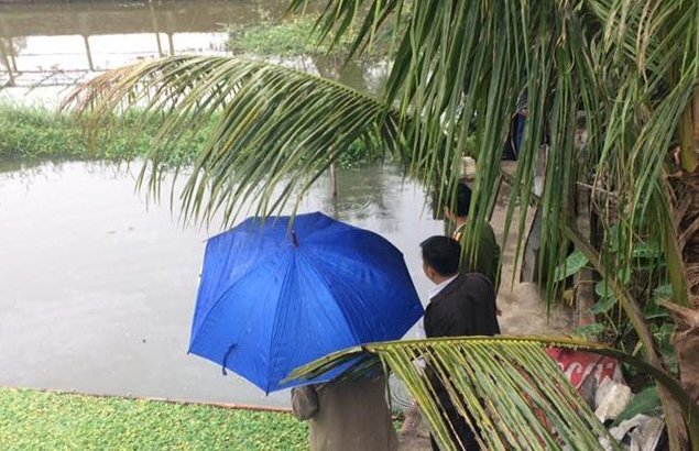 Vợ phát hiện chồng chết dưới ao với 2 vết đâm ở ngực trái
