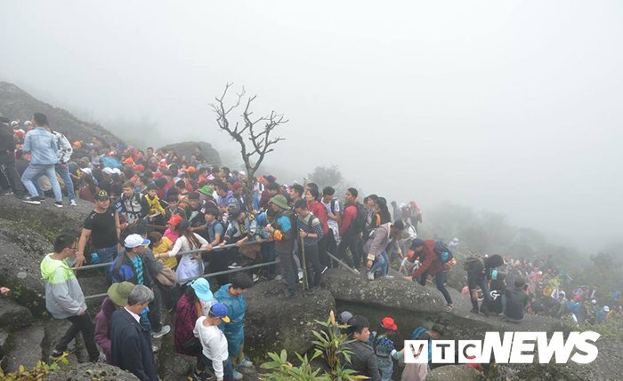 Dòng người kẹt cứng trên đỉnh Yên Tử ngày khai hội