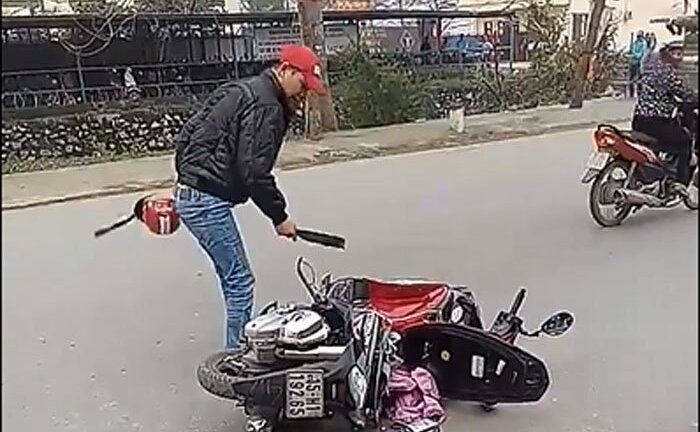 Video: Mâu thuẫn với vợ, chồng chém nát xe, dọa giết người