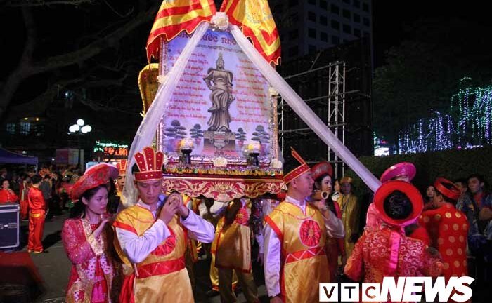 Tận thấy lễ rước kiệu Nữ tướng Lê Chân hoành tráng trong đêm khai mạc