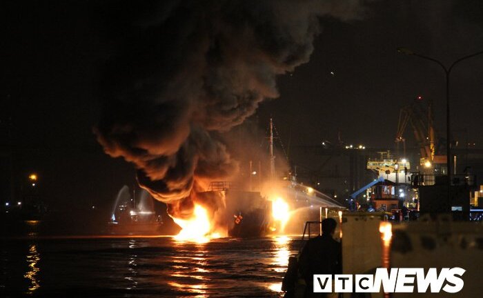 Cháy tàu Hải Hà 18 chở xăng ở Hải Phòng: Nhiều câu hỏi cần làm rõ