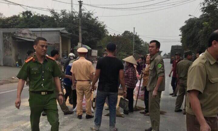 CSGT cùng người dân giúp lái xe thu gom ngô sau va chạm giao thông