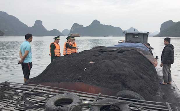 Bắt giữ 2 tàu chở hàng trăm tấn than trái phép trên biển Hải Phòng