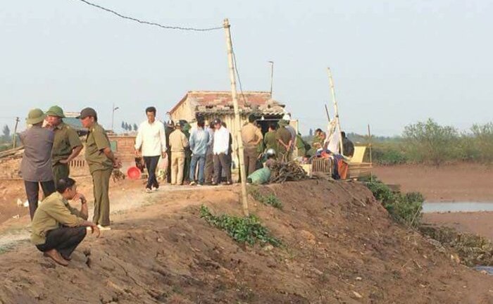 Rơi xuống cống đầm tôm, 2 mẹ con chết thương tâm