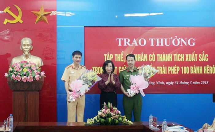 Thưởng nóng Cảnh sát Quảng Ninh bắt xe ô tô biển số Lào chở 100 bánh heroin