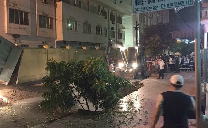 Hố 'tử thần' nuốt chửng xe cẩu cùng người và xe máy ở Quảng Ninh