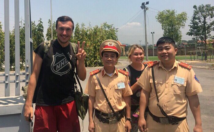 CSGT Quảng Ninh giúp đỡ 2 du khách Nga mất giấy tờ, tiền bạc