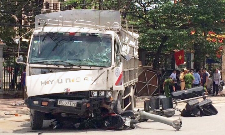 Xe tải đâm bay bốt CSGT, gây tai nạn liên hoàn khiến 2 người thương vong