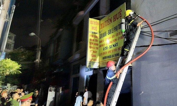 Cửa hàng phụ tùng ô tô ở Hạ Long bốc cháy lúc nửa đêm