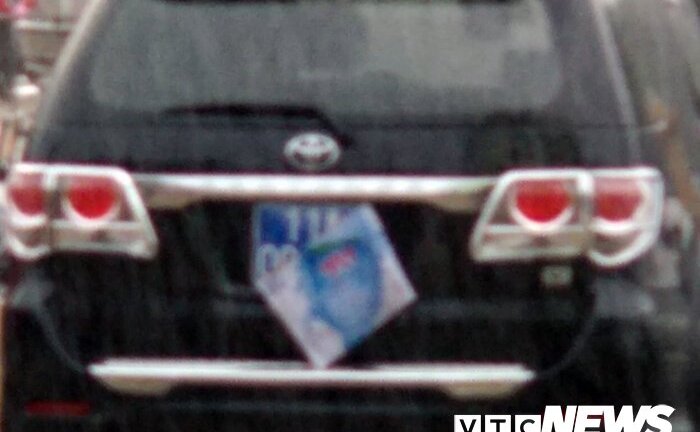 Ô tô biển xanh phải che tấm bìa giấy ở Quảng Ninh