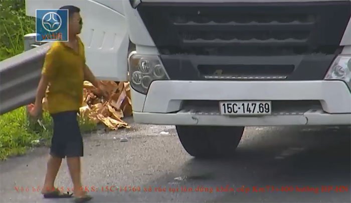 Video: Tài xế vào làn dừng khẩn cấp trên cao tốc để đổ trộm phế thải