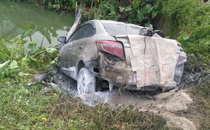 Ô tô đang chạy bốc cháy dữ dội rồi lao xuống kênh