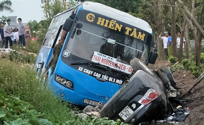 Xe khách tông trực diện xe hơi ở Thái Bình, nhiều người thương vong