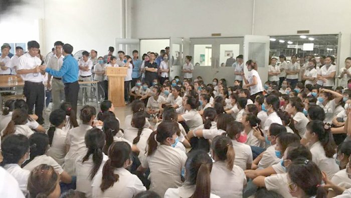 Hàng loạt công nhân ngất xỉu trong nhà máy ở Quảng Ninh: Yêu cầu tạm dừng sản xuất