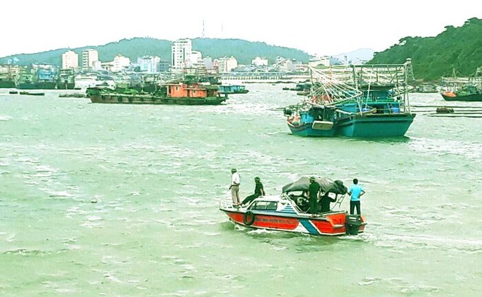 Đắm tàu trên biển Cô Tô: Thêm 1 ngư dân mất tích vừa được cứu sống