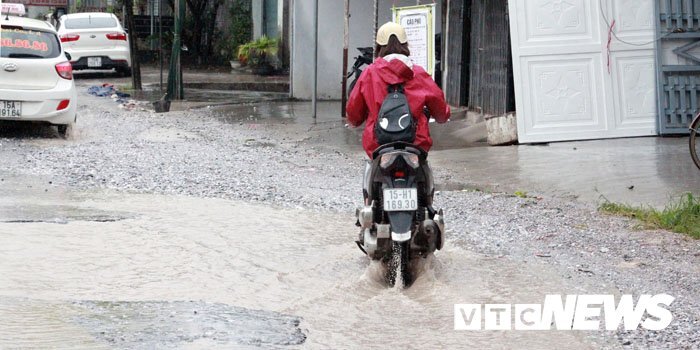 Ảnh: Sau mưa lớn, 'hố trâu, ổ voi' hoá ao nước trên đường Hải Phòng