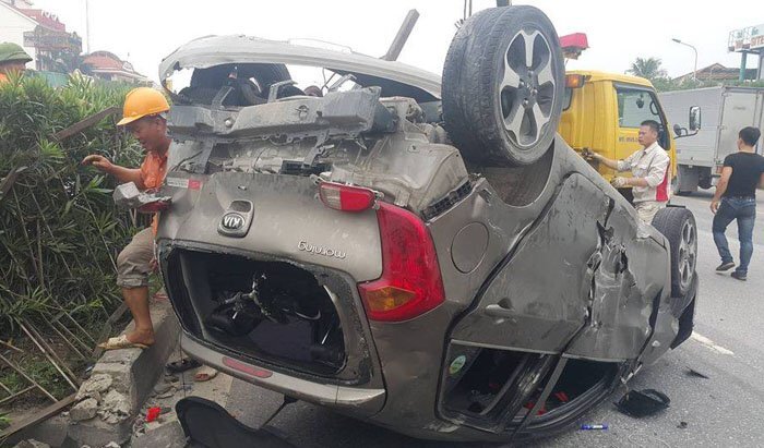 Va chạm với container, ô tô con lật ngửa trên quốc lộ: 5 người thoát chết ngoạn mục