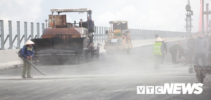 Ảnh: Sắp đến ngày thông xe, cầu Bạch Đằng vẫn là đại công trường