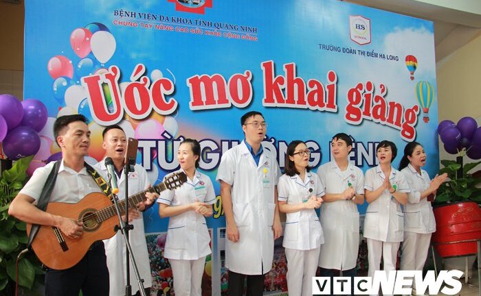 Ảnh: Khoảnh khắc xúc động lễ khai giảng trong bệnh viện ở Quảng Ninh