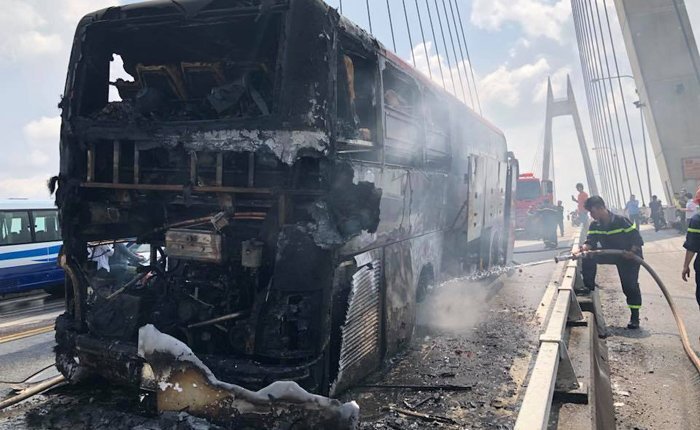 Ảnh: Hiện trường xe khách giường nằm cháy trơ khung trên cầu Bính, Hải Phòng