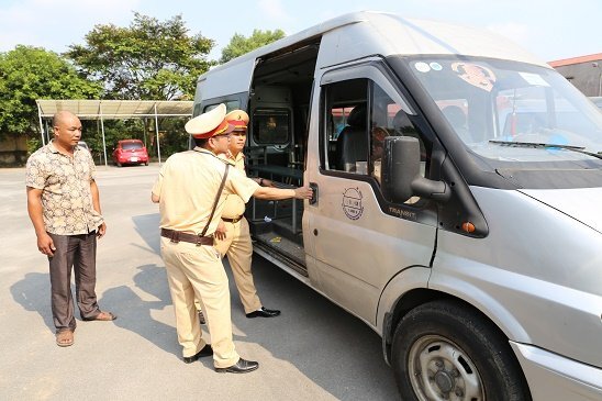 Tạm giữ 5 ô tô đưa đón học sinh được hoán cải từ xe hết hạn đăng kiểm