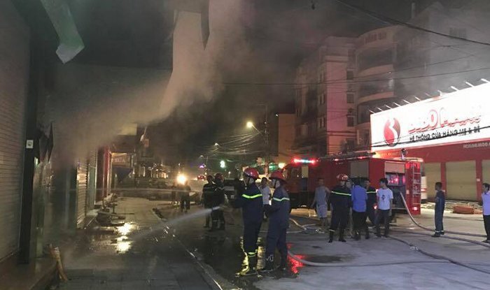 Cháy lớn cửa hàng điện thoại lúc nửa đêm ở Quảng Ninh