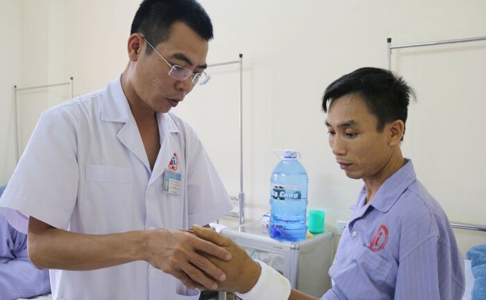 Nối cẳng tay một công nhân bị xe goòng chèn dập nát