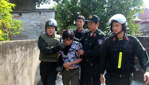 Giải cứu cháu bé 3 tuổi bị kẻ ngáo đá dùng dao khống chế ở Hải Dương