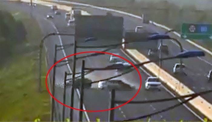 Video: Thót tim ô tô con tông nhau trên cao tốc Hà Nội - Hải Phòng