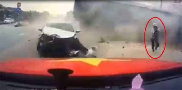 Video: Mẹ bế con chạy thục mạng thoát khỏi cú tông khủng khiếp của 'hung thần xa lộ'