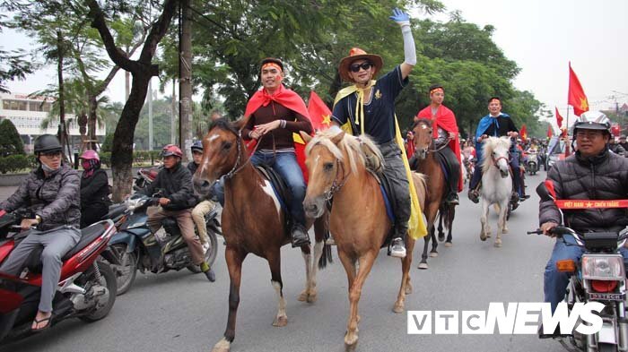 Ảnh: CĐV đất Cảng cưỡi 6 con tuấn mã tuần hành trên phố hô vang 'Việt Nam vô địch'