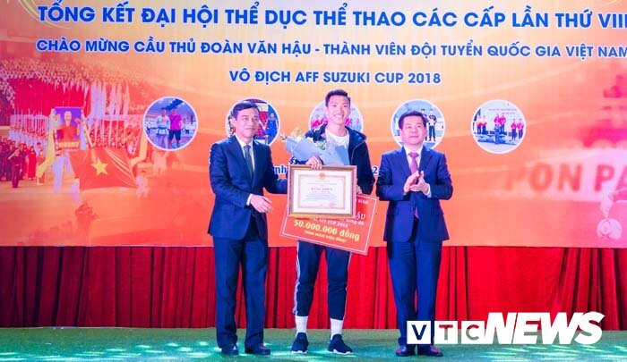 Đoàn Văn Hậu nhận thưởng lớn tại quê nhà sau chức vô địch AFF Cup 2018