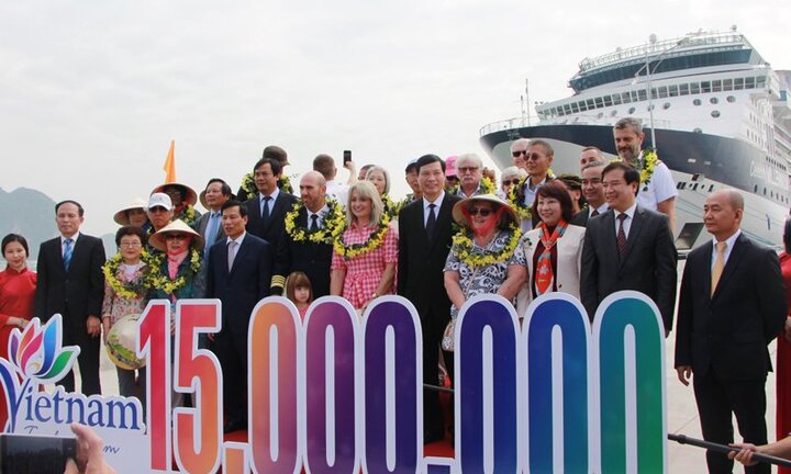 Quảng Ninh chào đón vị khách du lịch quốc tế thứ 15 triệu đến Việt Nam trên du thuyền 5 sao