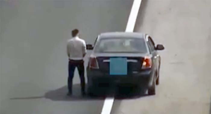 Video: Tài xế ô tô ăn mặc lịch sự ngang nhiên dừng xe, tiểu tiện trên cao tốc Hà Nội – Hải Phòng