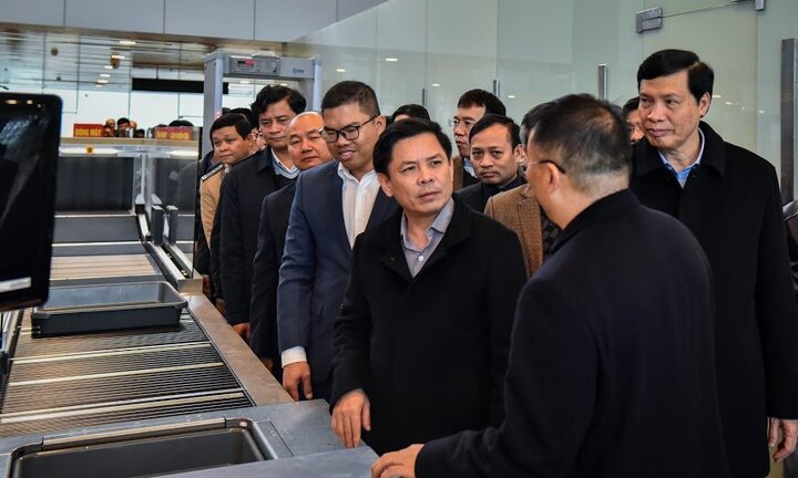 Ảnh: Bộ trưởng Nguyễn Văn Thể thị sát Sân bay Quốc tế Vân Đồn trước giờ cất cánh