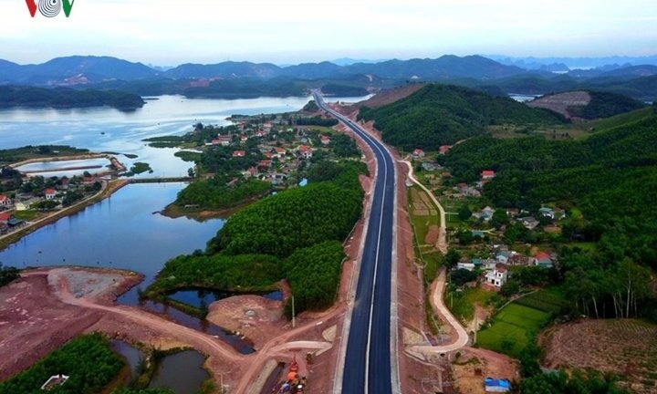 Cận cảnh cao tốc Hạ Long - Vân Đồn đẹp như tranh thủy mặc trước ngày thông xe