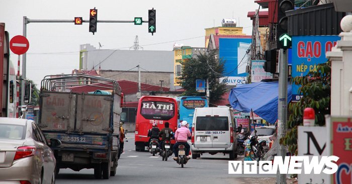 Ảnh: Quốc lộ 10 không lề đường, không vỉa hè, gặp tai nạn người dân tránh vào đâu?