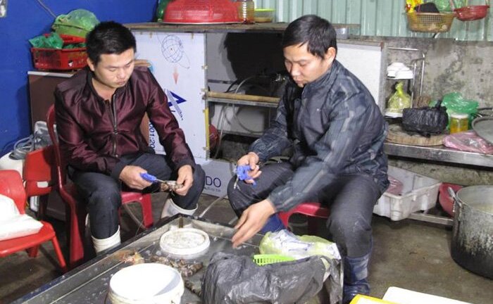 Cảnh sát đột kích cơ sở kinh doanh hải sản, bắt quả tang 3 người bơm tạp chất vào tôm