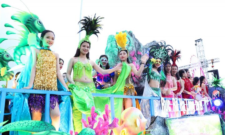 Ảnh: Rực rỡ sắc màu đêm Carnaval Hạ Long 2019