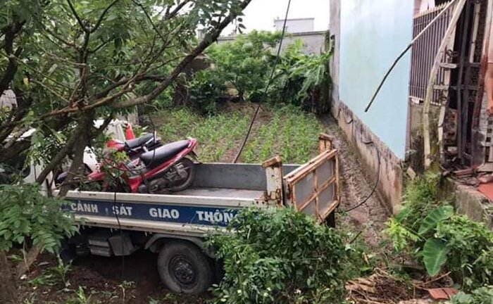 Tránh người đi xe đạp, xe CSGT tông trúng một phụ nữ ngồi trước cửa nhà