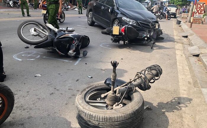 Ô tô 'điên' tông liên hoàn xe bồn và 2 xe máy, tài xế thương nặng